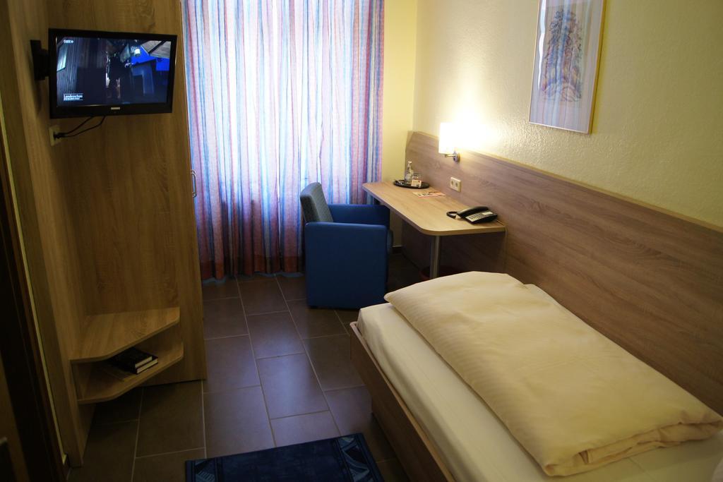 Hotel "Drei Rosen" Ohg Regina & Hans - Peter Fassbinder Leinefelde-Worbis Bagian luar foto