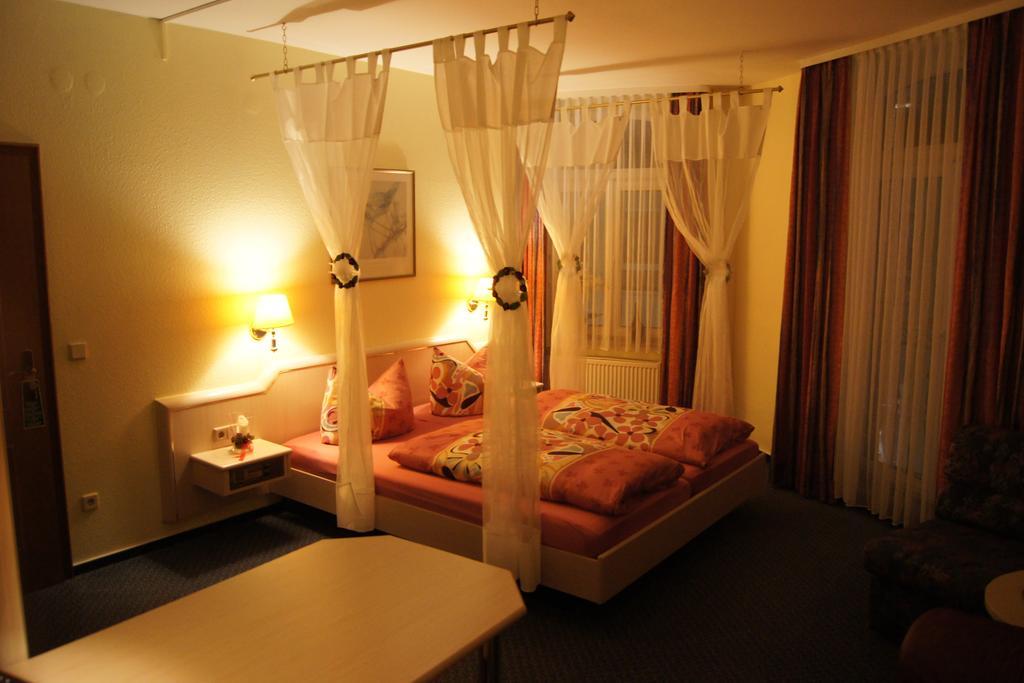 Hotel "Drei Rosen" Ohg Regina & Hans - Peter Fassbinder Leinefelde-Worbis Bagian luar foto