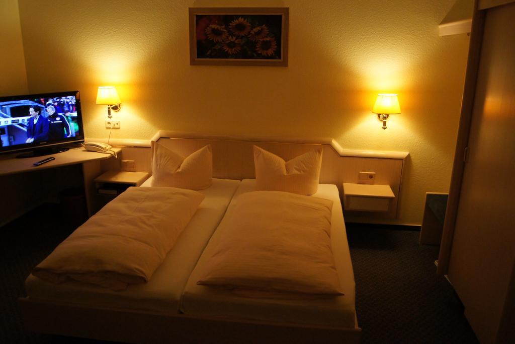 Hotel "Drei Rosen" Ohg Regina & Hans - Peter Fassbinder Leinefelde-Worbis Bagian luar foto