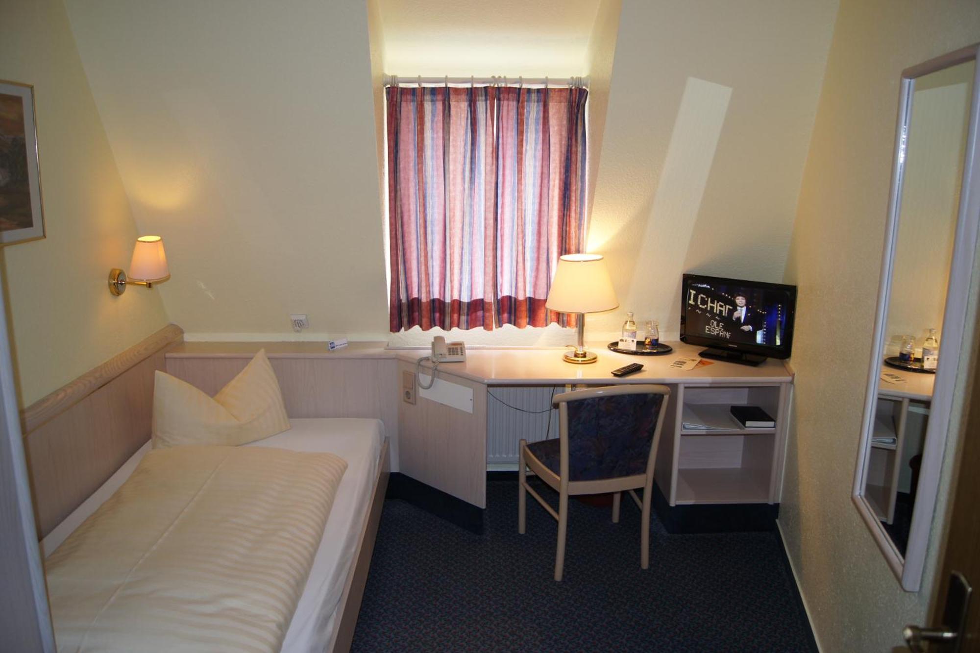 Hotel "Drei Rosen" Ohg Regina & Hans - Peter Fassbinder Leinefelde-Worbis Bagian luar foto
