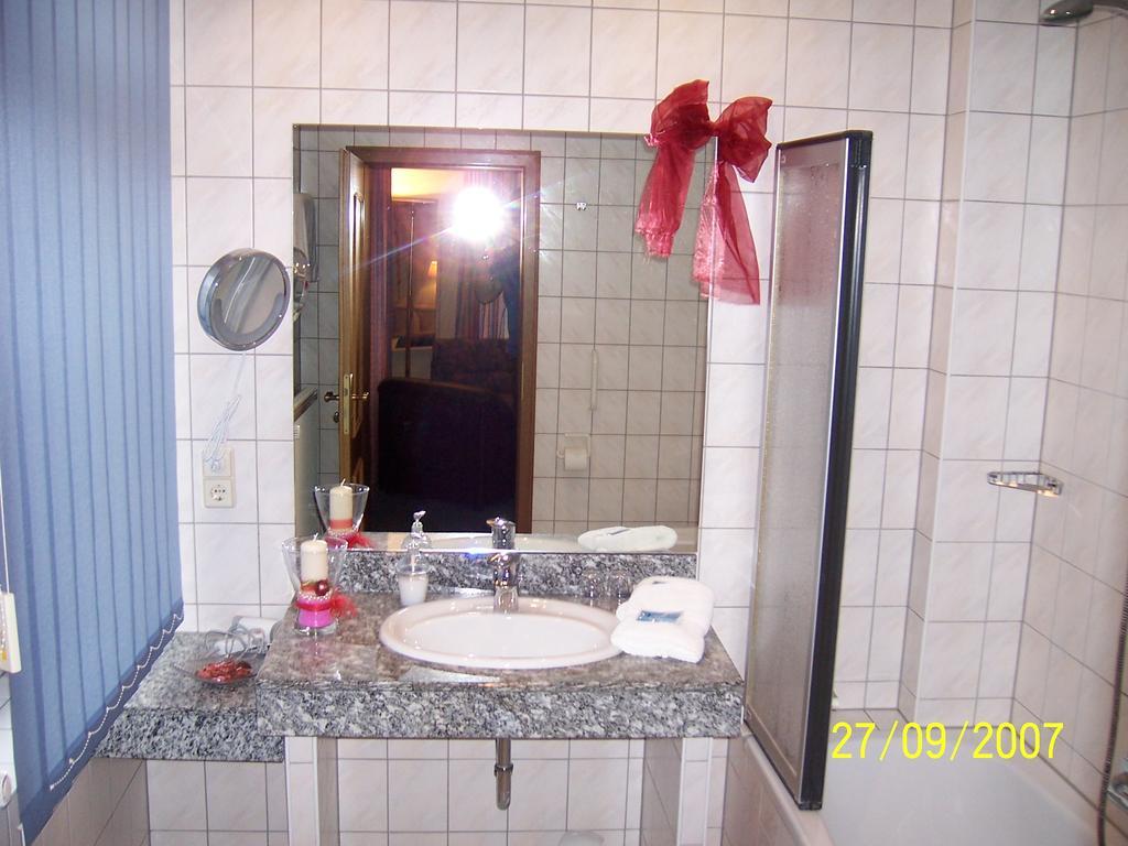Hotel "Drei Rosen" Ohg Regina & Hans - Peter Fassbinder Leinefelde-Worbis Bagian luar foto