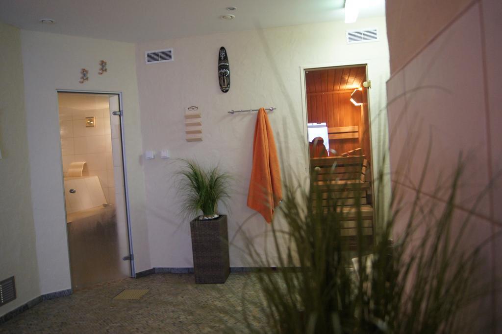 Hotel "Drei Rosen" Ohg Regina & Hans - Peter Fassbinder Leinefelde-Worbis Bagian luar foto